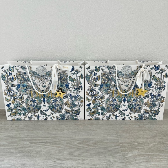 TWO RARE DIOR HOLIDAY GIFT SHOPPING BAG WITH RIBBON AND GOLD STAR 16.5x12x5 ⭐️ - Picture 7 of 7